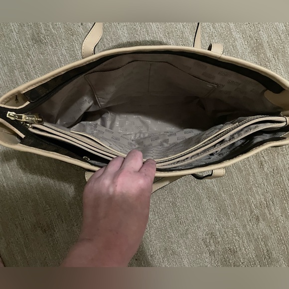 Classic Michael Kors purse - Picture 6 of 6